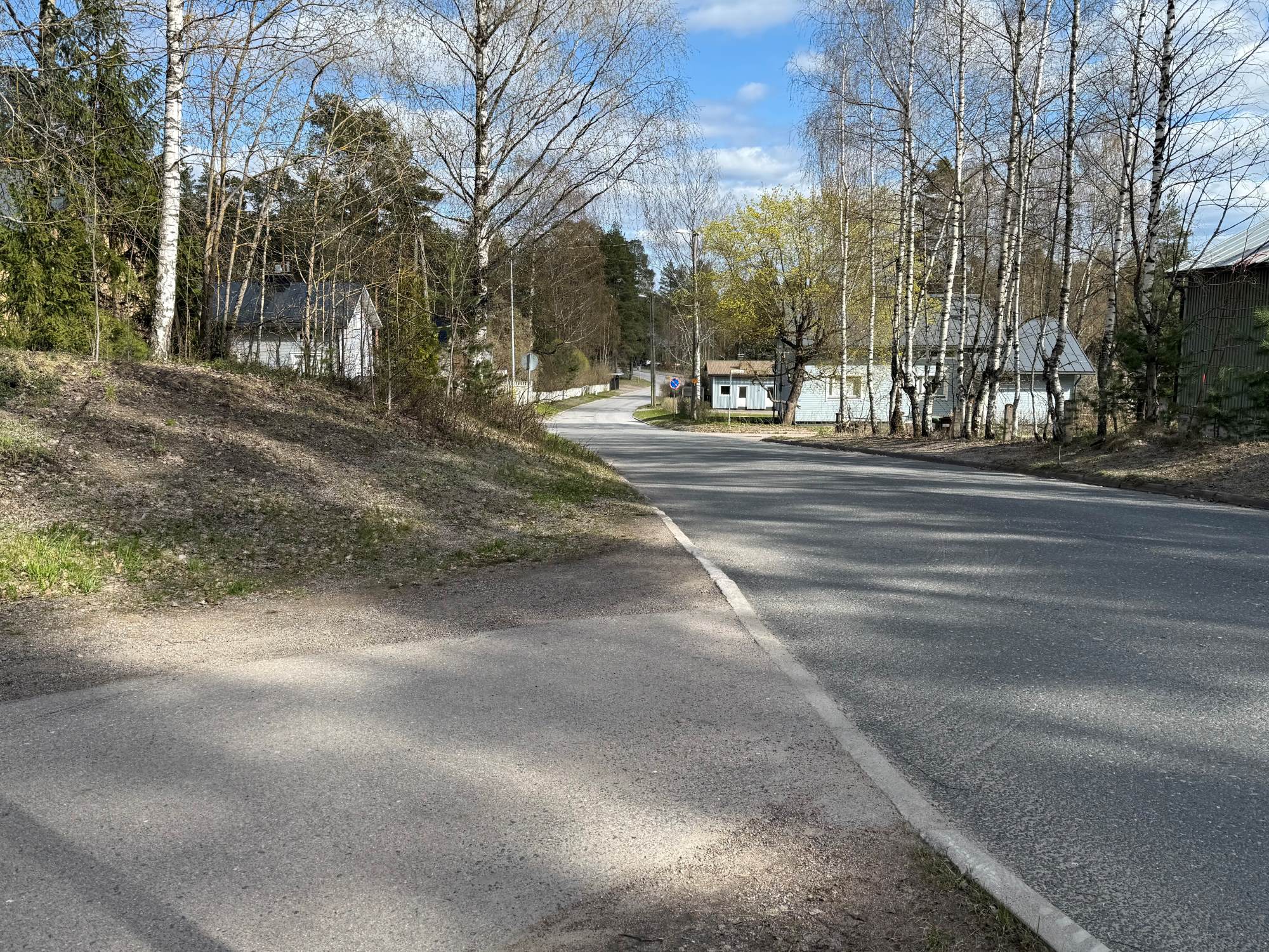 Pilotinkatua, pyörätien pää, taloja, puita.